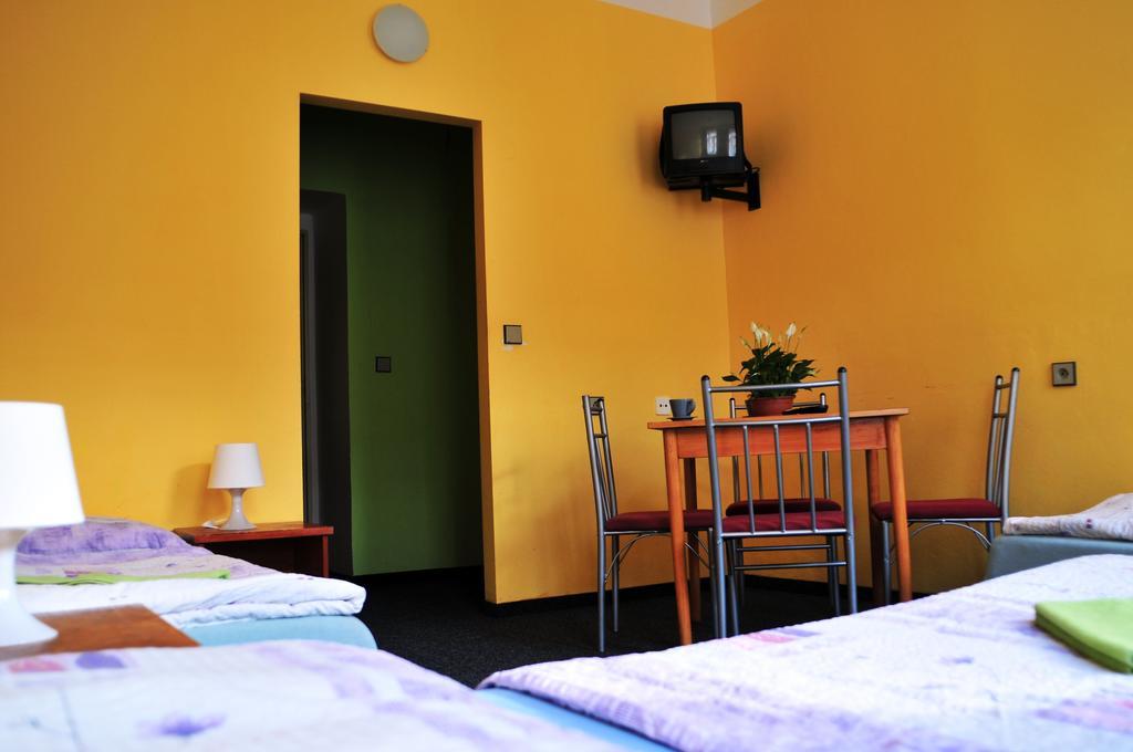 Alia Hostel *
