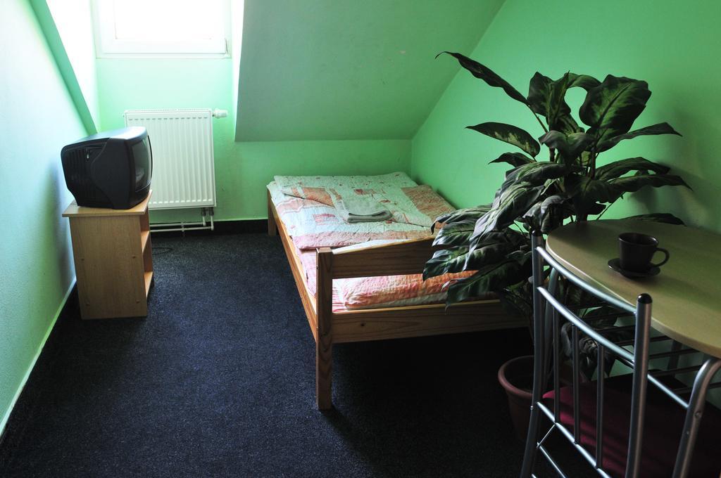 Alia Hostel *